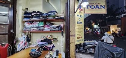 Clothes made at Toan Tailor, photo by a customer (莺)