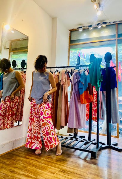 Madame Trinh tailor house, tailor for alterations and repairs in Hanoi — photo 4 of 6