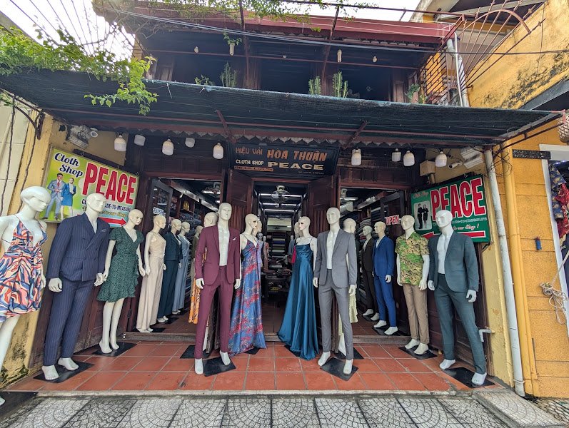 Peace Cloth Shop, tailor for suits (strong for groups and wedding parties) and shirts in Hoi An — photo 2 of 6