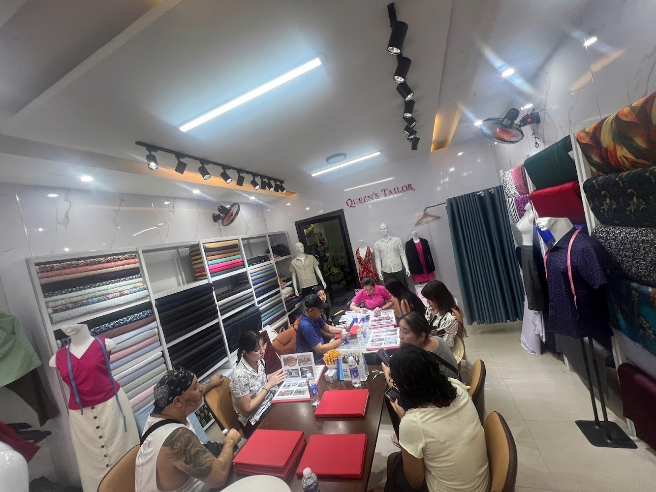 Queen's Tailor, tailor for suits and shirts in Hoi An — photo 1 of 6