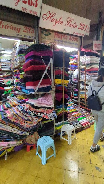 Royal Silk Shop, tailor for silk and dresses in Hanoi — photo 4 of 6
